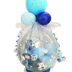 Geschenkballon in hell- und dunkelblau verpackt in Folie zur Geburt eines Jungen