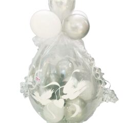 Geschenkballon in silber und weiß verpackt in Folie zur silbernen Hochzeit