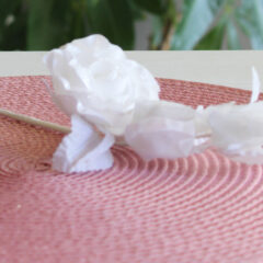 Weißer Rosenzweig zur Hochzeitsdekoration aus Stoff