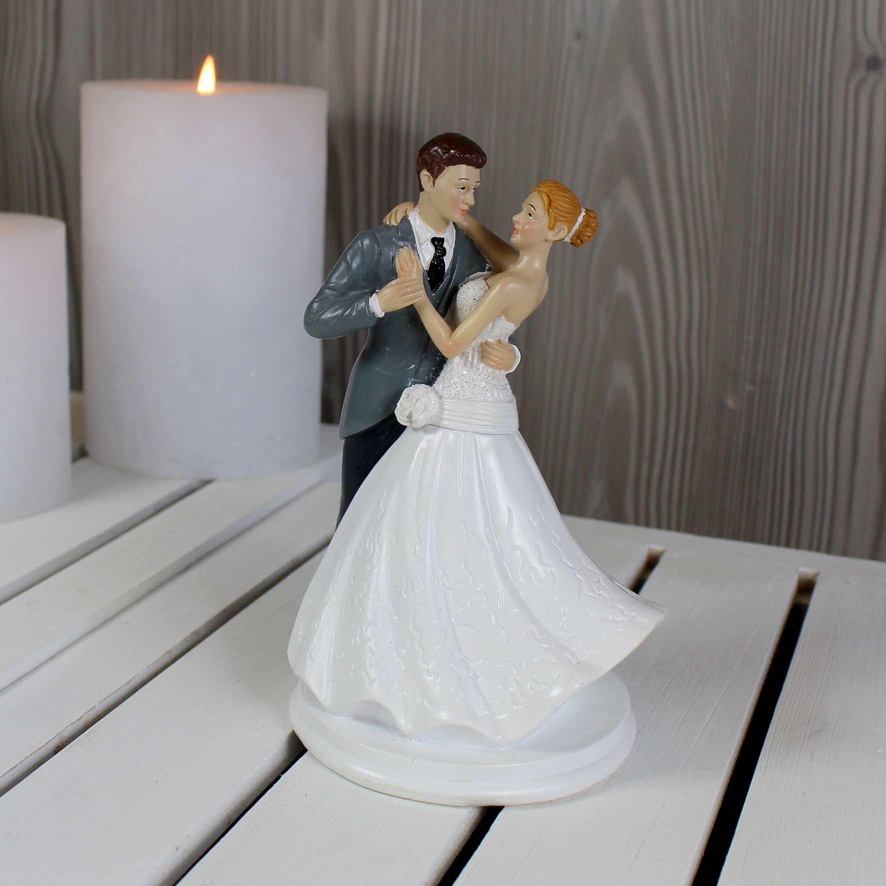 Tanzendes modernes Brautpaar