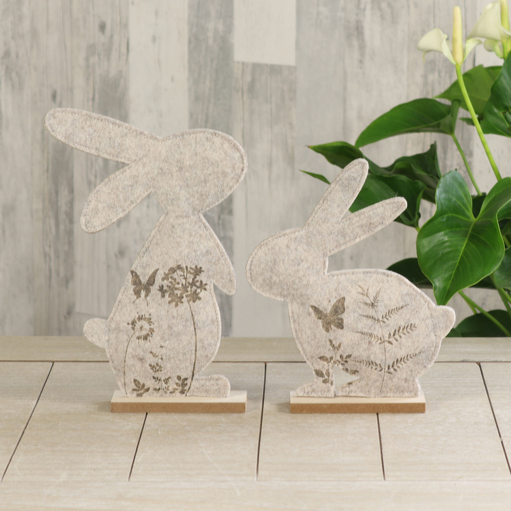 Filzhase auf Sockel