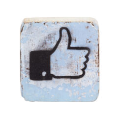 Wörterpuzzle - Holztafeln mit Buchstaben, Zeichen, Symbolen - Daumen hoch