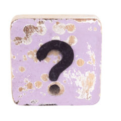 Wörterpuzzle - Holztafeln mit Buchstaben, Zeichen, Symbolen - Fragezeichen (?)