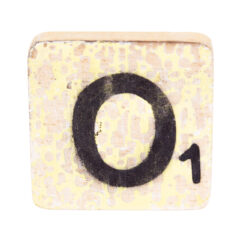 Wörterpuzzle - Holztafeln mit Buchstaben, Zeichen, Symbolen - O