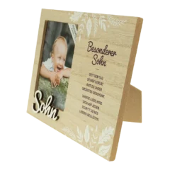 Zeigt den hellen, personalisierten Bilderrahmen mit Aufsteller leicht von der Seite