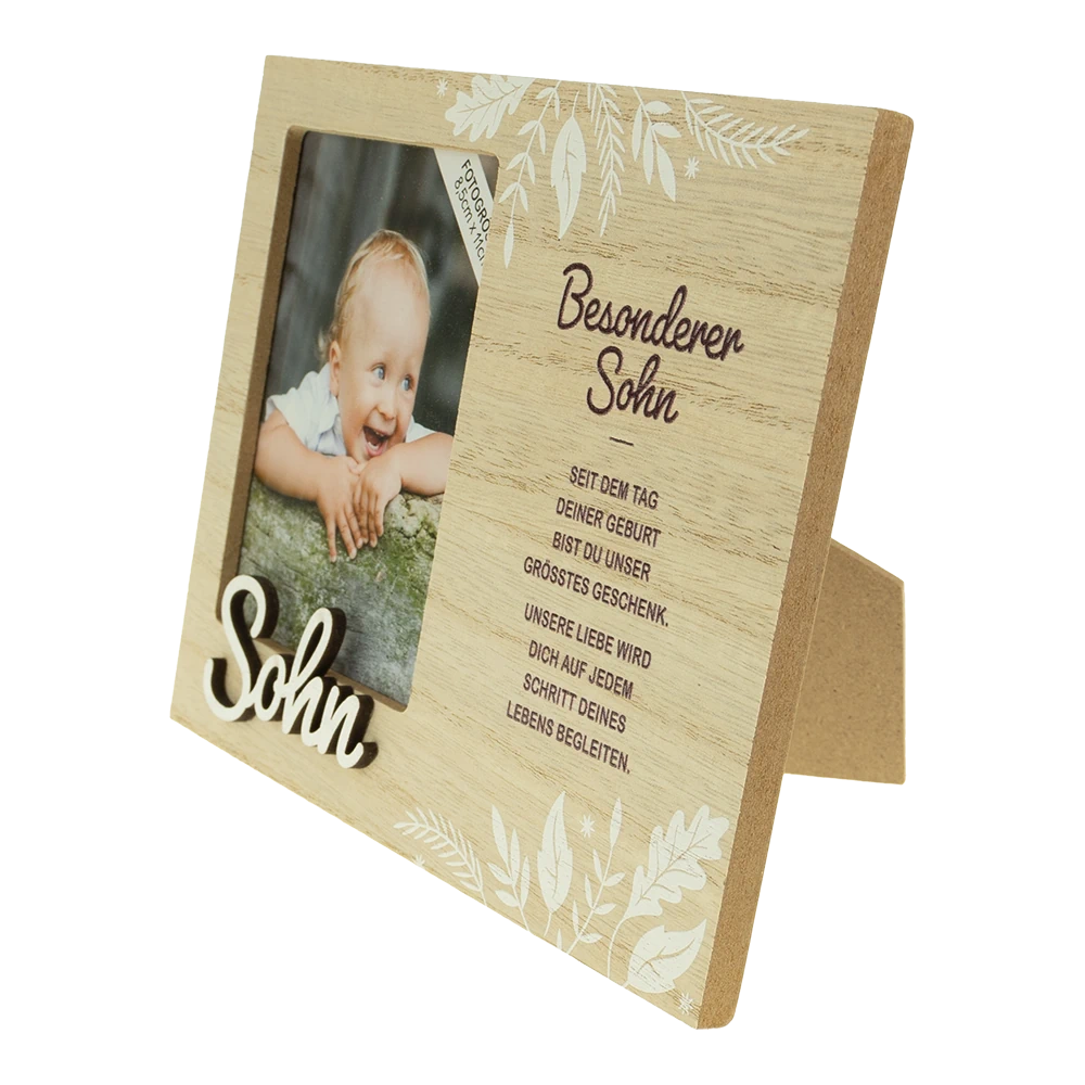 Zeigt den hellen, personalisierten Bilderrahmen mit Aufsteller leicht von der Seite