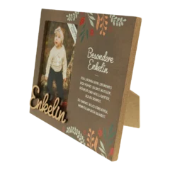 Zeigt den dunklen, personalisierten Bilderrahmen mit Aufsteller leicht von der Seite