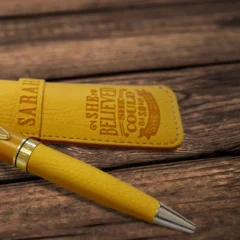 Bamboo Kugelschreiber mit Namen und Kunstlederetui, Moodbild