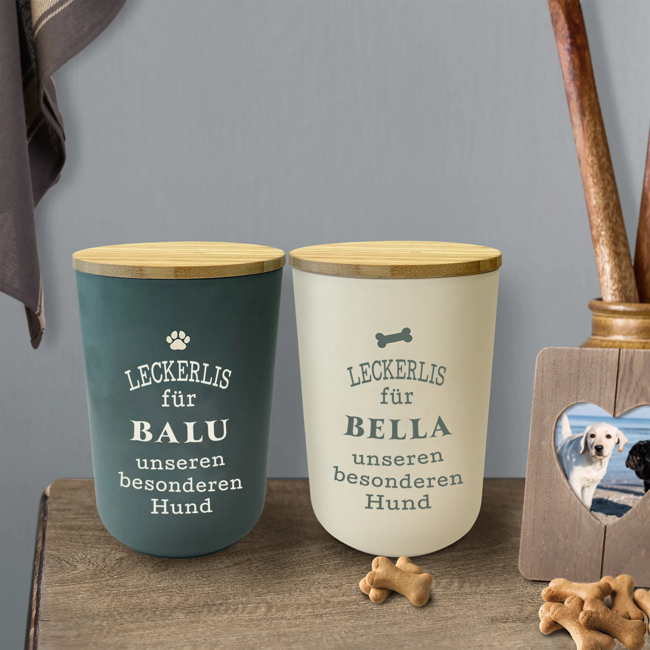 Personalisierte Vorratsdose für Hundeleckerlis mit Namen und Sprüchen auf einer dekorierten Kommode