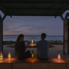 Bottlelight dimmbare LED-Flaschenlampe – 15/40 lm warmweiß/weiß – Moodbild mit einem Paar auf einer Strandterrasse am Meer in Abendstimmung