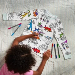 Moodbild, Zeigt ein Kind beim Ausmalen des Oberteils