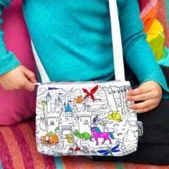 Ein Mädchen öffnet die ausgemalte Umhängetasche