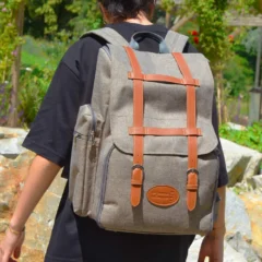 Picknickrucksack ‚Escapade‘ für 4 Personen in Braun, von einer Frau auf dem Rücken getragen