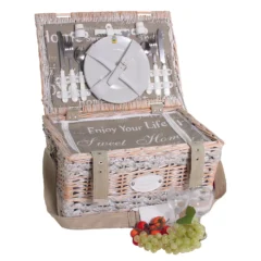 Zeigt den Picknickkorb "Love" für 2 Personen mit offenen Deckel und dazugehörigen Geschirr und Besteck