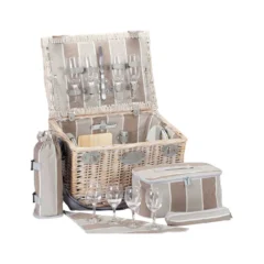 Zeigt den Picknickkorb "Polo Club" für 4 Personen mit geöffneten Deckel und Zubehör