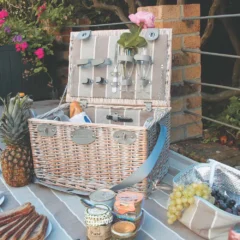 Zeigt den Picknickkorb ‚Polo Club‘ für 4 Personen mit geöffnetem Deckel