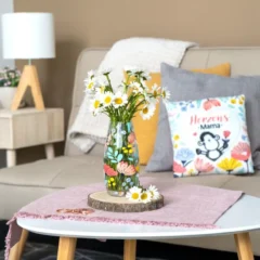 Sheepworld Plüschkissen „Herzensmama“ – liebevoll inszeniert im modernen Wohnzimmer