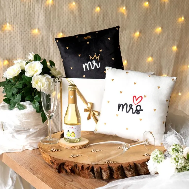 Sheepworld Plüschkissen „Mr & Mrs“ – arrangiert mit weiteren Geschenken auf einem mit Blumen dekorierten Tisch