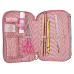 Aufgeklappte TOPModel 3-Fach-Federtasche JUICY mit Zubehör wie Schere, Lineal, Radiergummi, Kleber, Bleistiften und Anspitzer