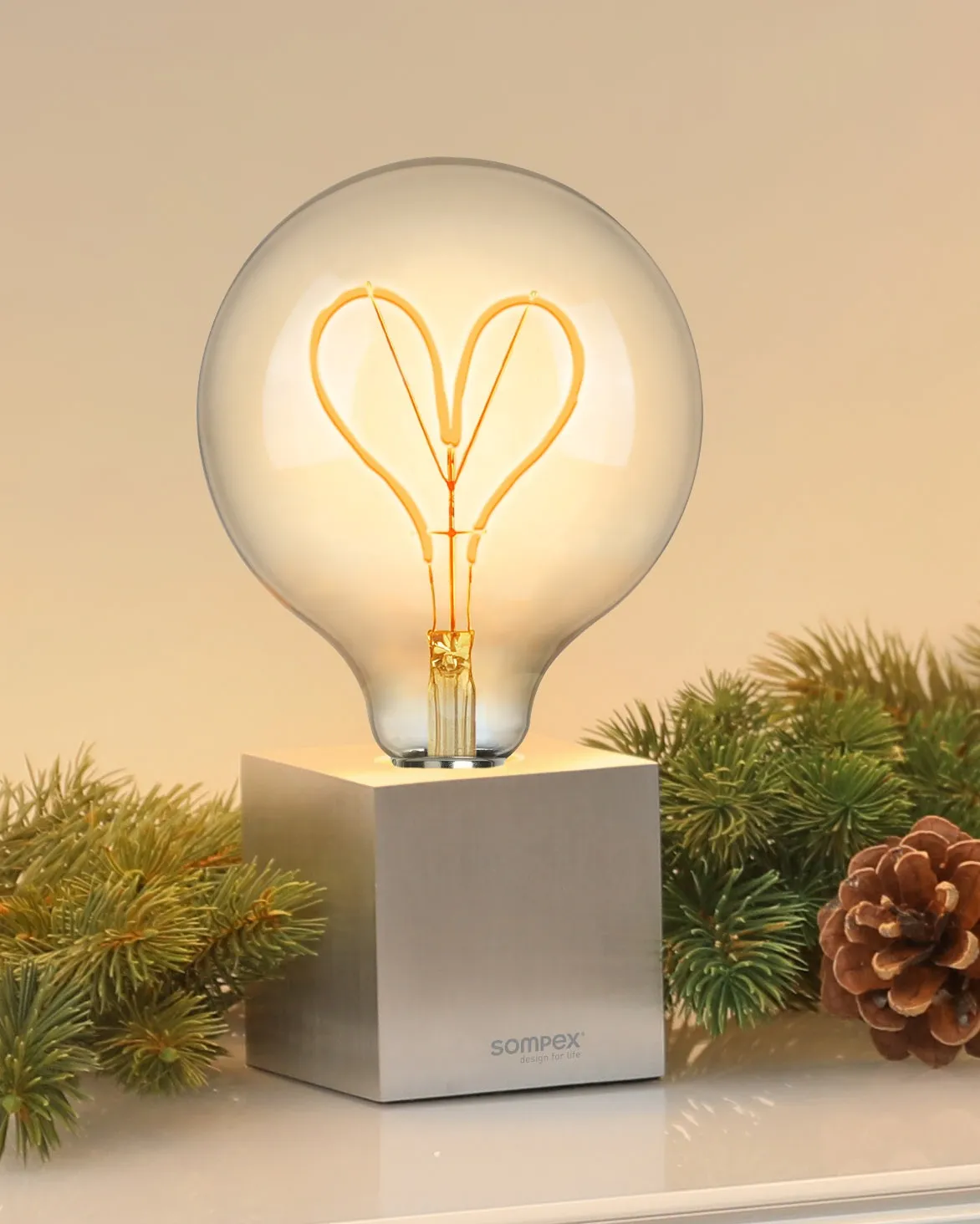 LED Leuchtmittel - Heart by Sompex - Moodbild mit einer winterlichen Dekoration