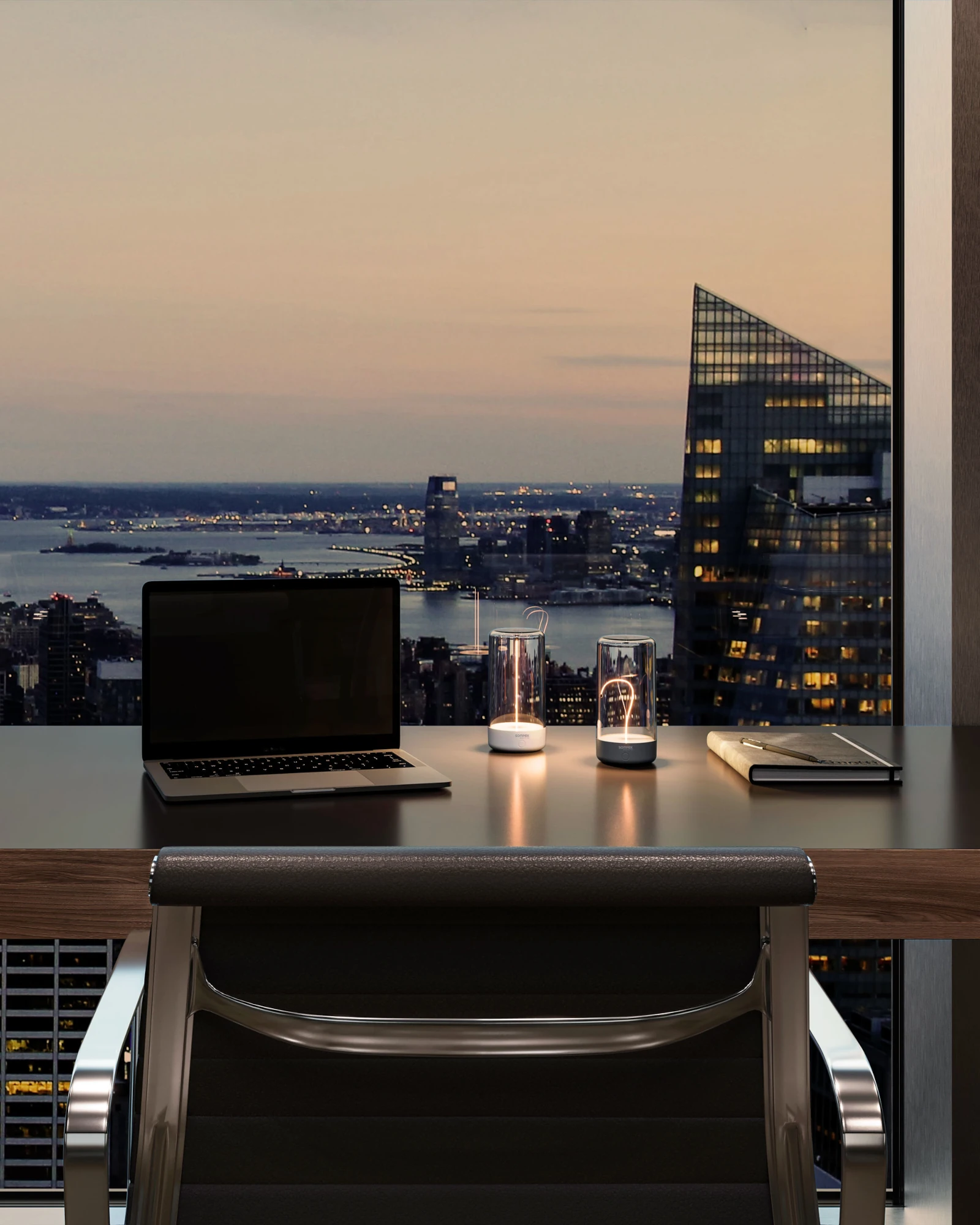 Akku-Tischleuchte PULSE by Sompex - Moodbild mit einem Arbeitsplatz vor einer beeindruckenden City-Landschaft