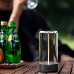 Akku-Tischleuchte PULSE by Sompex - Moodbild mit Gartenscene