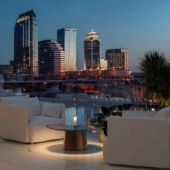 Tischleuchte VOLUME mit Akku by Sompex - Moodbild mit einer stillvollen City-Umgebung