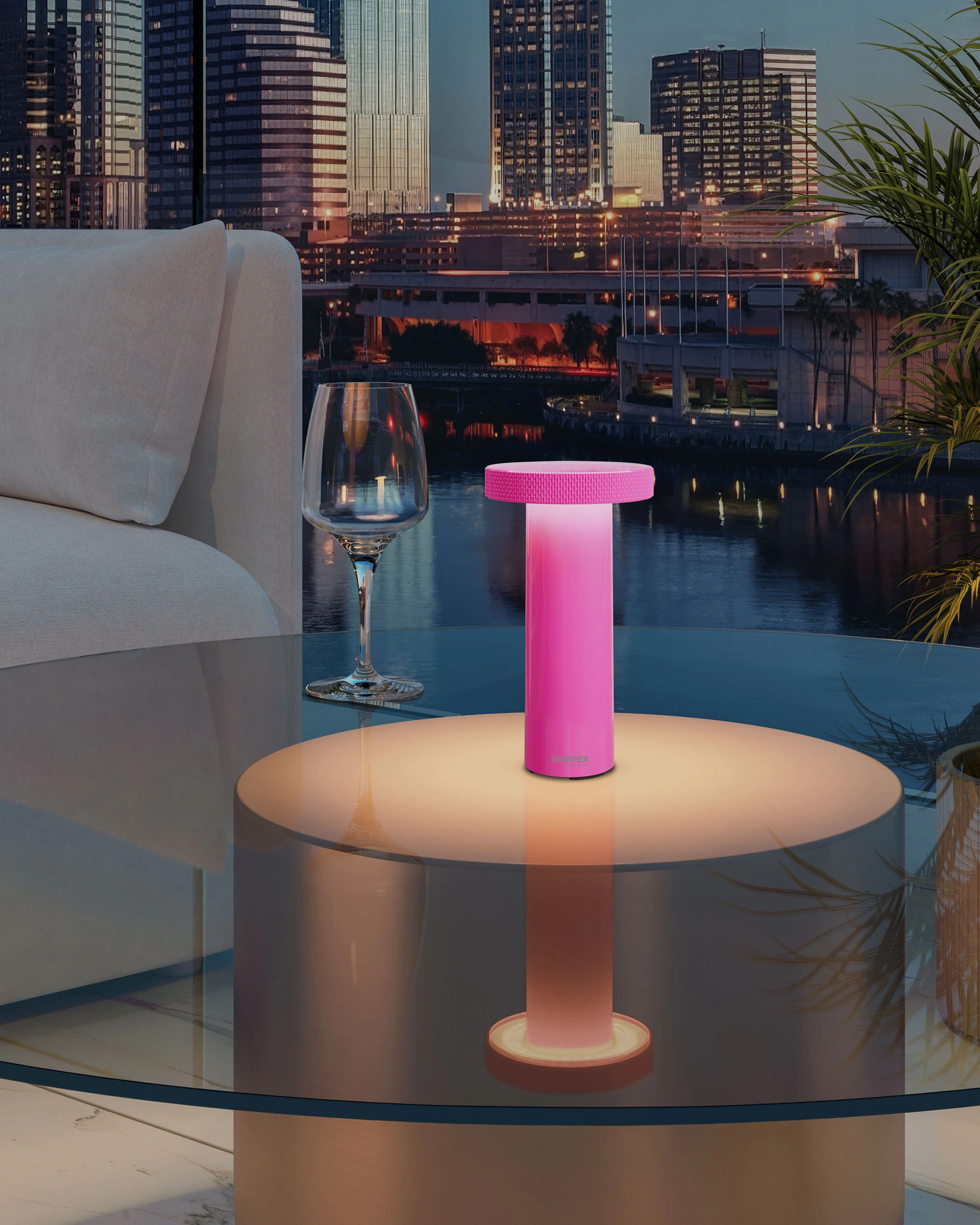 Tischleuchte VOLUME mit Akku by Sompex - Moodbild mit einer stillvollen City-Umgebung