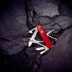 Victorinox - Schweizer Taschenmesser Climber, Moodbild mit dunkeln Felsen