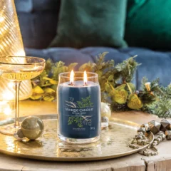 Yankee Candle Duftkerze - Bayside Cedar, Großes Glas, Moodbild im Wohnzimmer