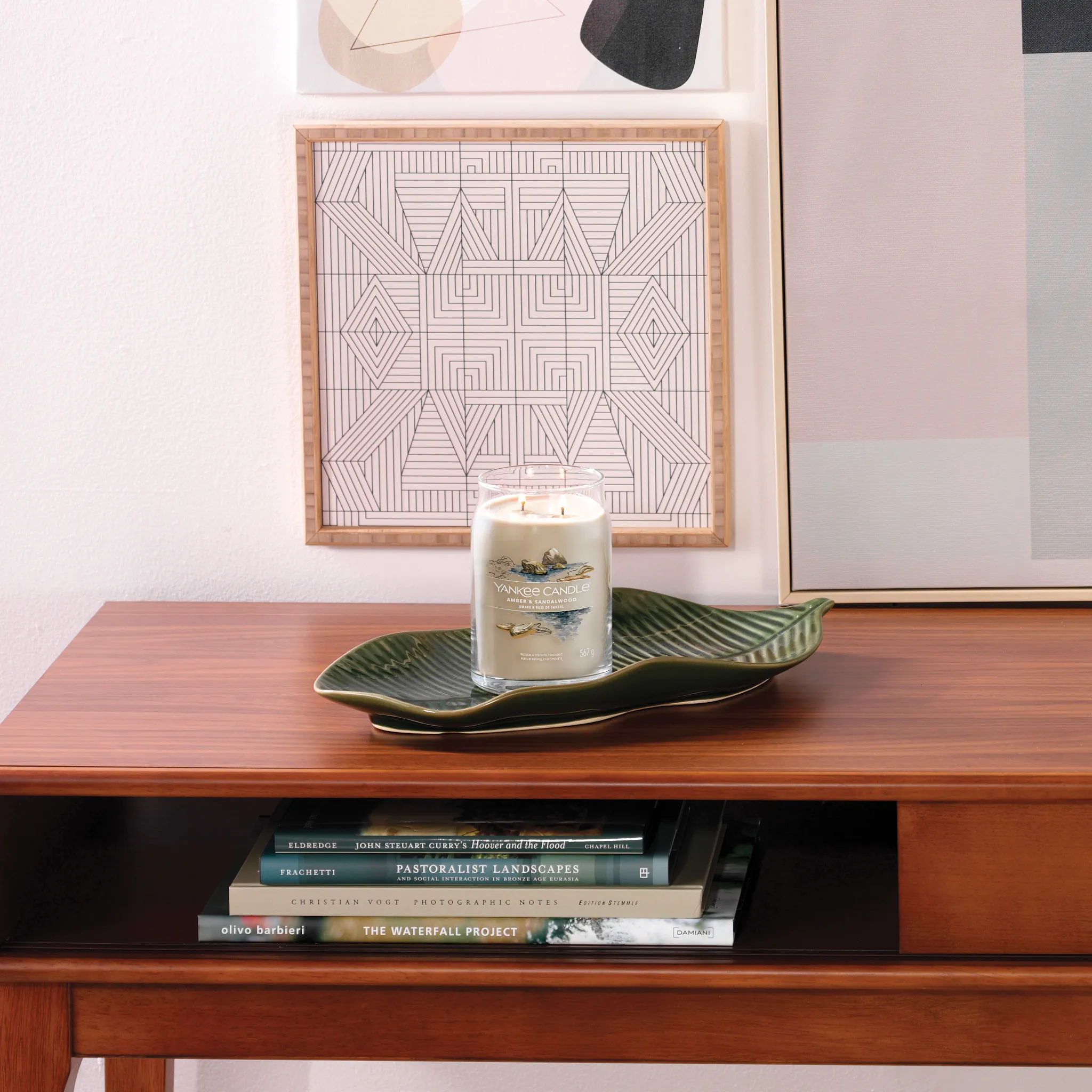 Yankee Candle Duftkerze - Amber & Sandalwood, Moodbild Wohnzimmer