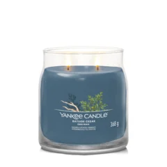 Yankee Candle Duftkerze - Bayside Cedar, Medium Glas mit brennenden Dochten