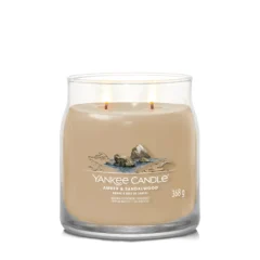 Yankee Candle Duftkerze - Amber & Sandalwood, Medium Glas mit brennenden Dochten