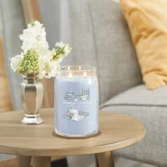 Yankee Candle Duftkerze - Calm & Quiet Place, Großes Glas, Moodbild im Wohnzimmer auf Beistelltisch