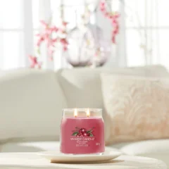 Yankee Candle Duftkerze - Black Cherry, Moodbild im Wohnzimmer