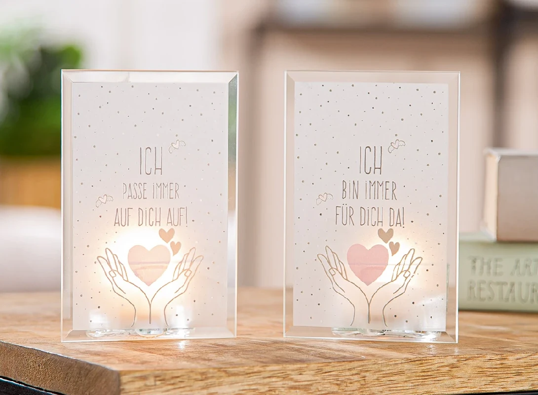 Teelichtleuchter "Herzchen" aus Glas, Stimmungsbild mit leuchtenden Teelichtern