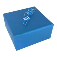 Geschenkverpackung mit blauen Geschenkpapier