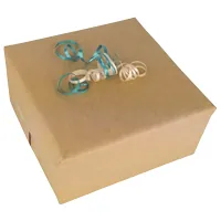 Geschenkverpackung mit braunen Geschenkpapier