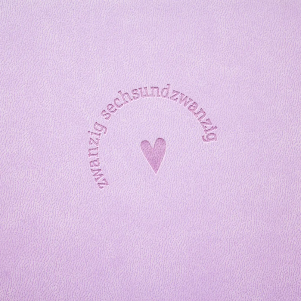Terminplaner 2026 Lavender im Lederlook - Grafik Werkstatt, im Detail die Prägung auf dem Cover