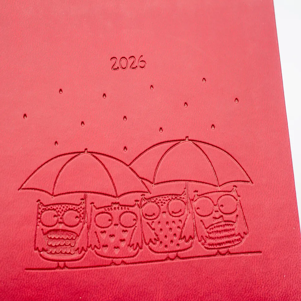 Terminplaner "Eulen" 2026 im Lederlook - Grafik Werkstatt, im Detail die Prägung