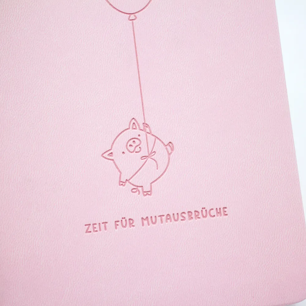 Terminplaner "Mutausbrüche" 2026 im Lederlook - Grafik Werkstatt, im Detail die Prägung auf dem Cover