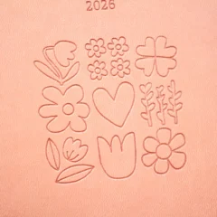 Terminplaner 2026 Blumen im Lederlook - Grafik Werkstatt, im Detail die Prägung