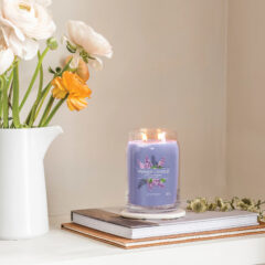 Yankee Candle Duftkerze - Lilac Blossoms, großes Glas - Moodshot