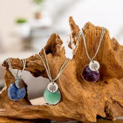 Halskette mit Schmuckstein