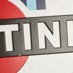 Nostalgic-Art Blechdose Martini Racing Stripes, Flach - Prägung im Detail